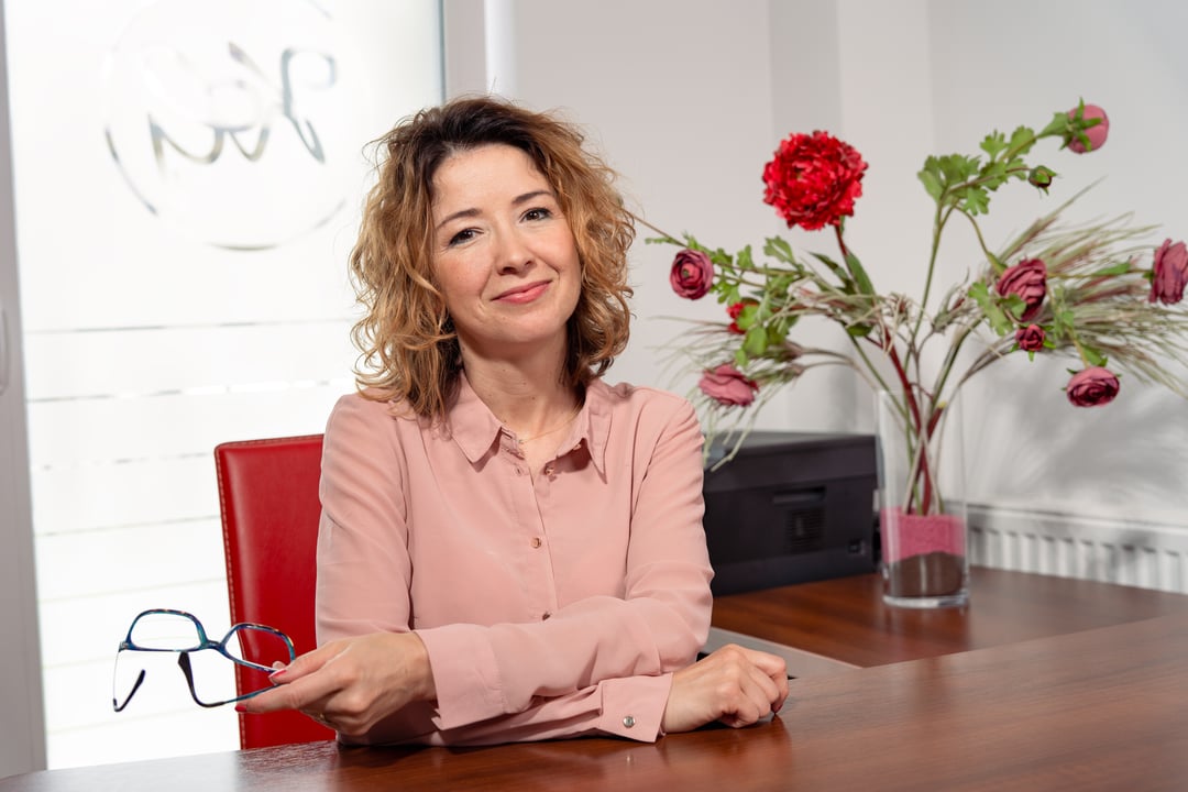 Kamila Kiełkowicz-Girtler – radca prawny podczas konsultacji w kancelarii w Sosnowcu